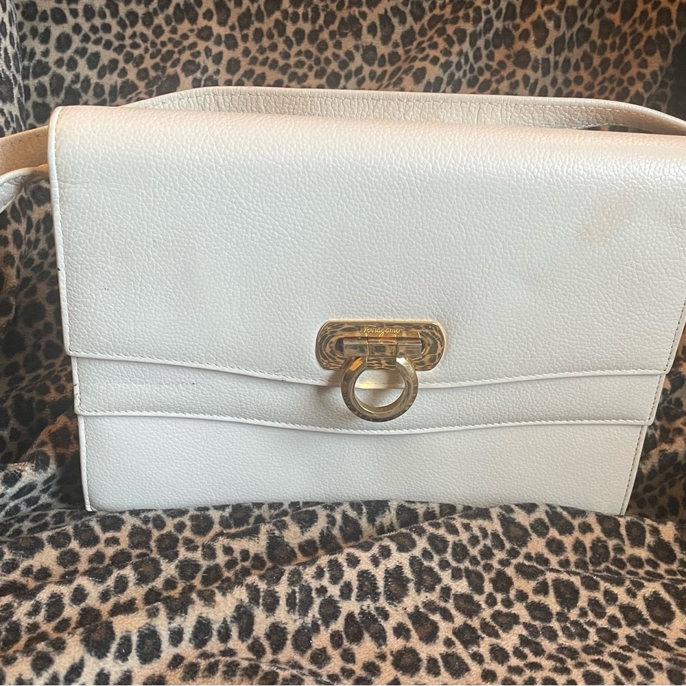 Salvatore Ferragamo
Off white Leather & gold

Double Flap Vintage shoulder Bag